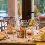 Fertig eingedeckter Tisch mit Gläsern