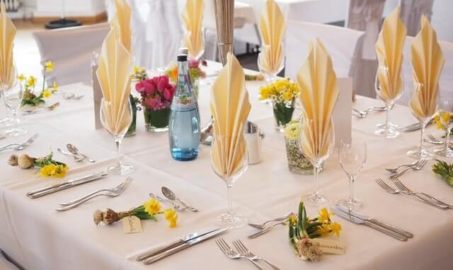 fertig-gedeckter-tisch Perfekt eingedeckter Tisch für edle Restaurants