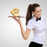 Kellnerin hält ein Tablett in der Hand mit einem Euro-Zeichen