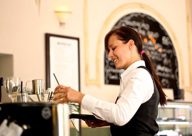 Frau kellnert an der Bar